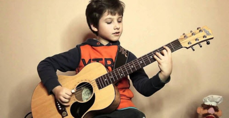 chọn đàn guitar cho bé 6 tuổi tốt nhất 3
